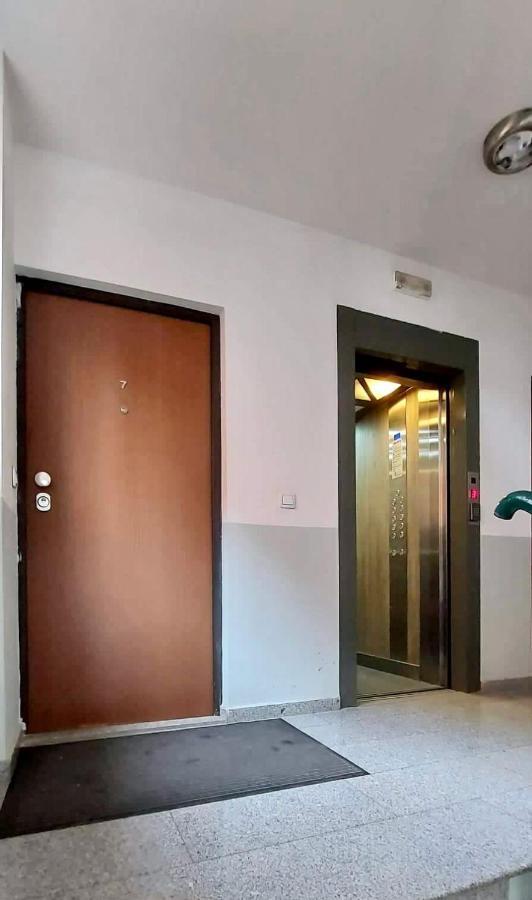 Bright & Lovely Apartment In The City Center Priștina Exterior foto